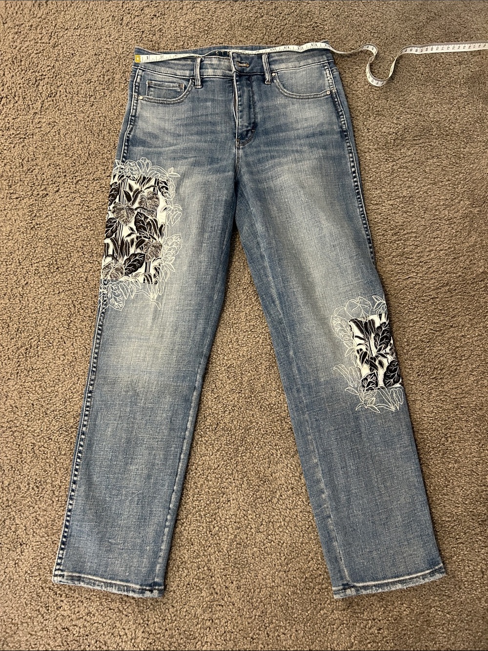 NWOT WHBM The Straight Embroidered Black Floral Patch Crop Jeans 4L